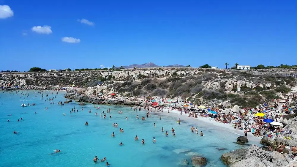 Bagno nelle acque cristalline Favignana