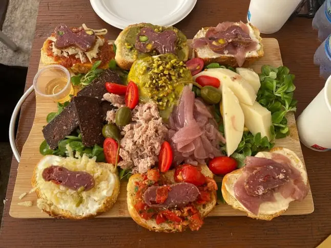 Deliziosi antipasti durante il tour In Barca con Mapi